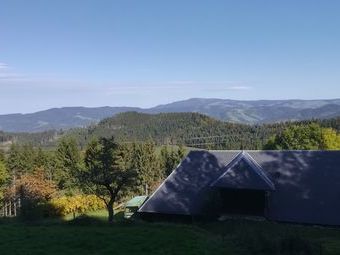 Die Weilersbacher-Hütte mit Blick zum Kandel.
