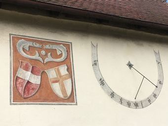 Wappen von Oesterreich und Freiburg nebst Sonnenuhr