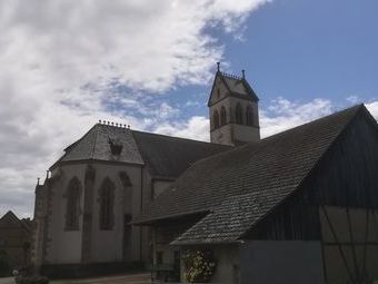 Die St. Ägidius-Kirche in Ilgen mit ihren bunten Dachziegeln aus dem 13-14.Jahrhundert.