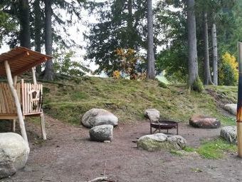 Der Spielplatz des Naturfreundehaus Breitnau liegt mitten in einer Schanze.
