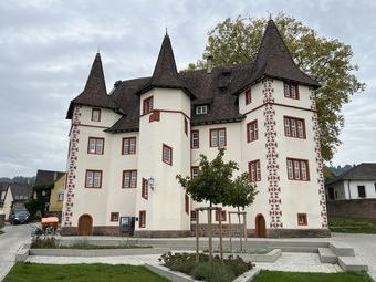 Das 400 Jahre alte Renaissanceschloss in Schmieheim mit seinen drei Türmen