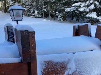 Die Terasse des Naturfreundehauses Breitnau mit Schneetischdecke