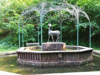 Der Rehbrunnen mit seiner vom Bildhauer Ludwig Kubanek gestalteten Jugendstil-Tierstatue aus dem Jahre 1913, liegt auf dem Höhenzug des Lorettoberges.