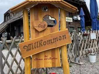 Kurze Einkehr mit Nudelsuppe und heißen Getränken auf der St. Wilhelmer Hütte.