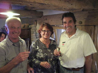 Der erste Vorsitzende Wolfgang Würmle dankt Lissy und Franz für den gelungenen Ausbau der neuen Stube (ehemals Kuhstall)